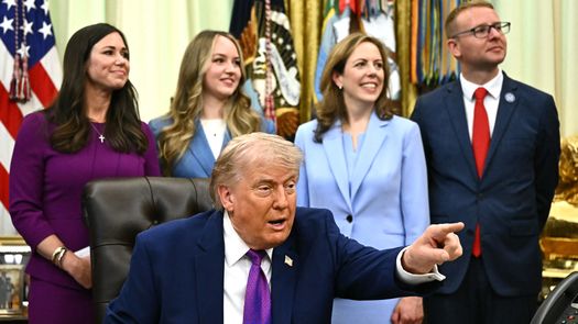 El presidente de Estados Unidos, Donald Trump, dijo el lunes que el alto el fuego con Irán está en estado crítico y que evalúa reanudar las escoltas navales en el estrecho de Ormuz, al tiempo que prometió una victoria total en la guerra. El presidente de Estados Unidos, Donald Trump, dijo el lunes que el alto el fuego con Irán está en estado crítico y que evalúa reanudar las escoltas navales en el estrecho de Ormuz, al tiempo que prometió una victoria total en la guerra.