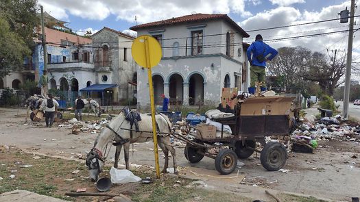 El alto comisionado de la ONU para los derechos humanos, Volker Türk, denunció este viernes el impacto de las restricciones impuestas por Estados Unidos a Cuba, que han empujado al país al borde del colapso, criticando que nada puede justificar la asfixia de una población entera. El alto comisionado de la ONU para los derechos humanos, Volker Türk, denunció este viernes el impacto de las restricciones impuestas por Estados Unidos a Cuba, que han empujado al país al borde del colapso, criticando que nada puede justificar la asfixia de una población entera.