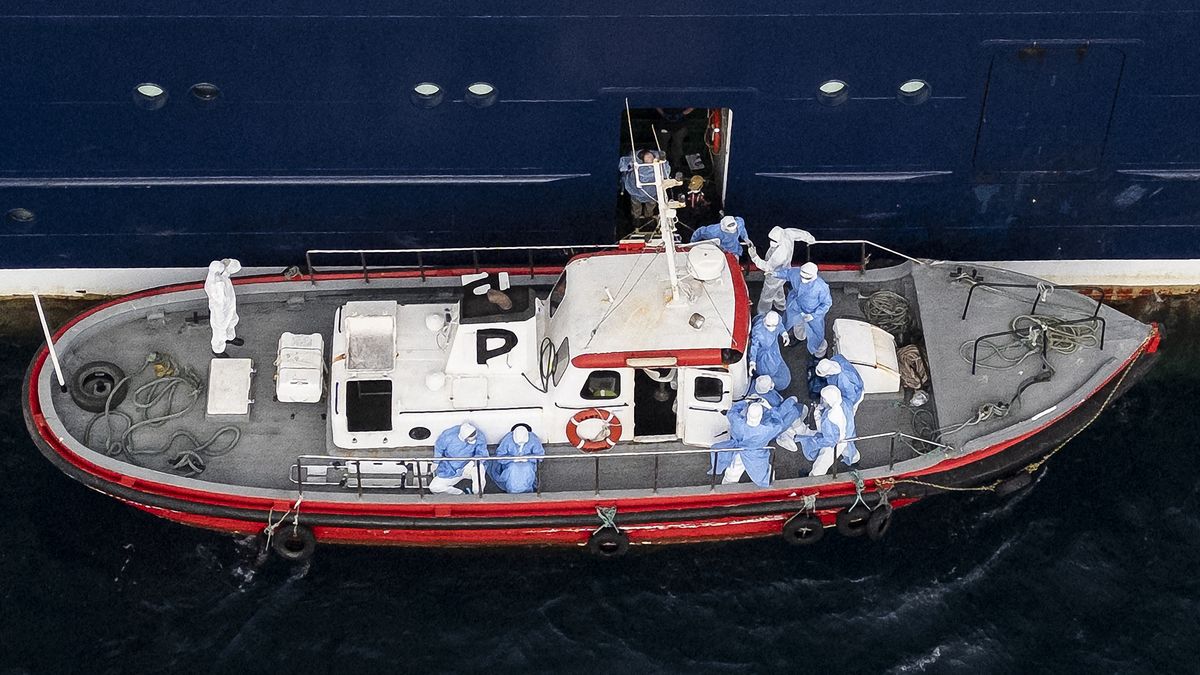El crucero con hantavirus fondeado en Cabo Verde atracará en el archipiélago español de Canarias, pero tres personas ya fueron evacuadas este miércoles en medio de una alarma sanitaria internacional que, según la OMS, no es comparable con el comienzo de la pandemia de covid-19. El crucero con hantavirus fondeado en Cabo Verde atracará en el archipiélago español de Canarias, pero tres personas ya fueron evacuadas este miércoles en medio de una alarma sanitaria internacional que, según la OMS, no es comparable con el comienzo de la pandemia de covid-19.