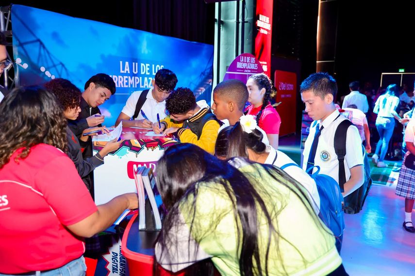 Miles de estudiantes reciben orientación en Expo Vocacional Futuro 360°