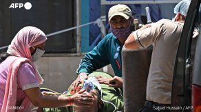 Llega primera ayuda médica a India por ola de covid-19