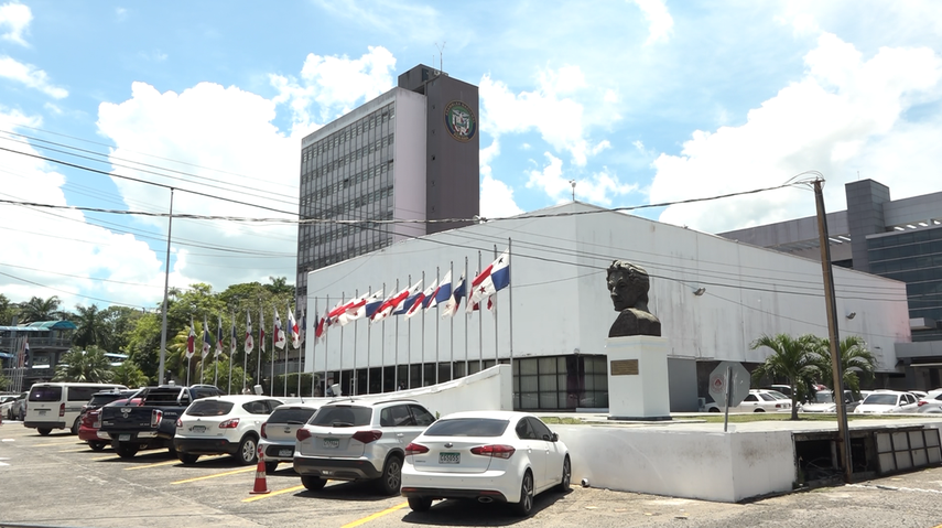 Asociación Panameña de Derecho Constitucional solicita suspender discusión del contrato minero. Asociación Panameña de Derecho Constitucional solicita suspender discusión del contrato minero.