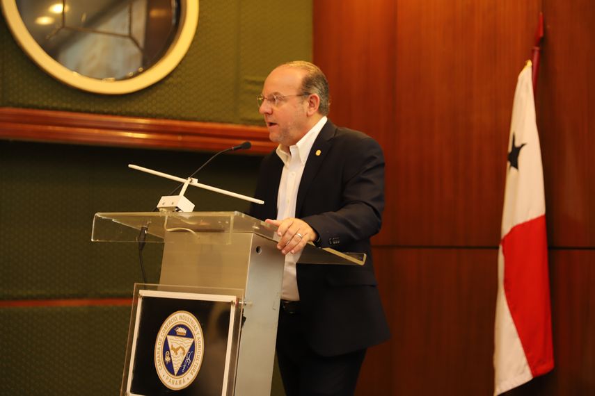 La Cámara de Comercio, Industrias y Agricultura de Panamá (CCIAP) celebró el 37 aniversario de la creación de la Cruzada Civilista con un acto que contó con la presencia del presidente electo de la República y líder del movimiento, José Raúl Mulino. La Cámara de Comercio, Industrias y Agricultura de Panamá (CCIAP) celebró el 37 aniversario de la creación de la Cruzada Civilista con un acto que contó con la presencia del presidente electo de la República y líder del movimiento, José Raúl Mulino.