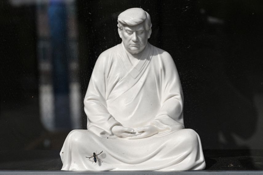 Estatuas de Trump con la pose de Buda triunfan en China. Estatuas de Trump con la pose de Buda triunfan en China.