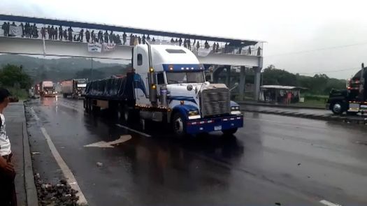En horas de la mañana, manifestantes de la comarca Ngäbe-Buglé que ya tienen más de 16 días de protesta abrieron los cierres en Chiriquí temporalmente, menos en Tolé y Viguí.