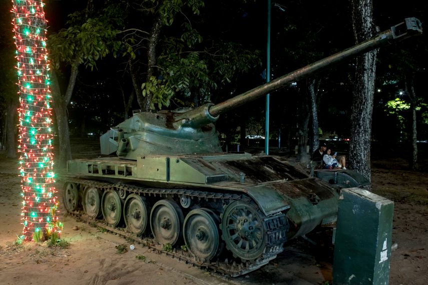 La Navidad empezó este martes en Venezuela, con actos oficialistas en Caracas y varias regiones del país, luego de que el presidente Nicolás Maduro decretara el "adelanto" de esta temporada, para lo que varios espacios públicos han sido decorados con luces. La Navidad empezó este martes en Venezuela, con actos oficialistas en Caracas y varias regiones del país, luego de que el presidente Nicolás Maduro decretara el "adelanto" de esta temporada, para lo que varios espacios públicos han sido decorados con luces.