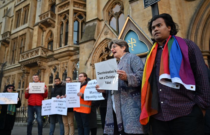 Iglesia de Inglaterra vota a favor de bendecir a parejas gay