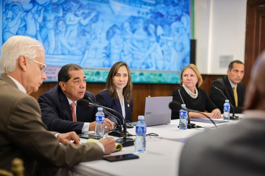 Gobierno y transportistas acuerdan no aumentar tarifas del pasaje a usuarios