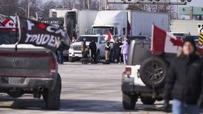 Policía busca desalojar protesta en puente fronterizo en Canadá
