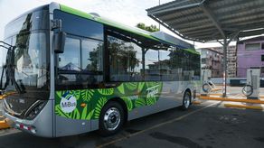 Cinco nuevas unidades de Metrobus 100% eléctricas (buses eléctricos) entraron oficialmente en operación este viernes en la ruta del Casco Antiguo, una iniciativa que busca fortalecer la movilidad urbana, promover el turismo y avanzar hacia un sistema de transporte más sostenible en la ciudad de Panamá.