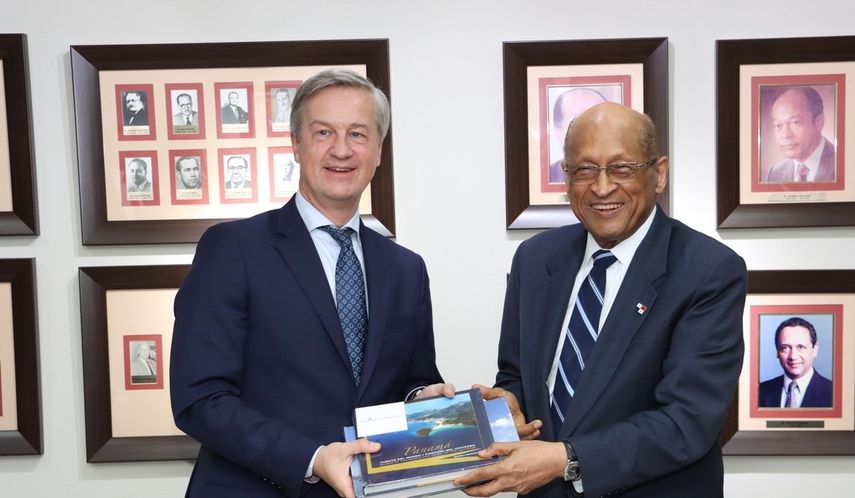 El ministro del MEF, Héctor Alexander, recibió la visita del embajador concurrente de Dinamarca en Panamá, Erik Hoeg. El ministro del MEF, Héctor Alexander, recibió la visita del embajador concurrente de Dinamarca en Panamá, Erik Hoeg.