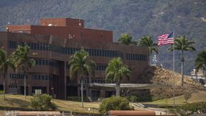 Estados Unidos reanudó este lunes oficialmente las operaciones de su Embajada en Caracas, después de que la Administración de Donald Trump y el Gobierno de la presidenta interina venezolana, Delcy Rodríguez, restablecieran las relaciones diplomáticas entre ambos países, rotas desde 2019.&nbsp;