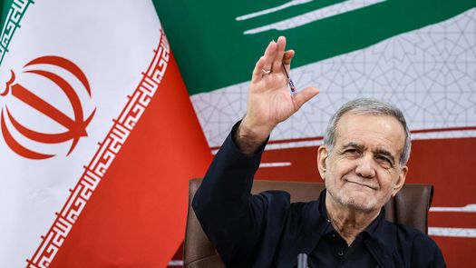 La Administración del presidente de Estados Unidos, Donald Trump, informó este jueves que autorizó a la delegación de Irán, liderada por el presidente Masud Pezeshkian, a viajar a Nueva York para participar la próxima semana en la Asamblea General de la ONU, una visita que tendrá lugar en plena guerra entre Washington y Teherán. La Administración del presidente de Estados Unidos, Donald Trump, informó este jueves que autorizó a la delegación de Irán, liderada por el presidente Masud Pezeshkian, a viajar a Nueva York para participar la próxima semana en la Asamblea General de la ONU, una visita que tendrá lugar en plena guerra entre Washington y Teherán.