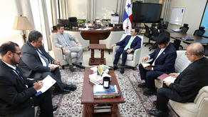En un paso decisivo para consolidar las relaciones diplomáticas y comerciales entre la República de Indonesia y la República de Panamá, el viceministro de Relaciones Exteriores, Carlos A. Hoyos, se reunió con el embajador de esa nación asiática, Hendra Halim.