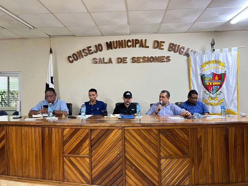 El ministro del MOP conversó con autoridades de Bugaba sobre caminos de producción