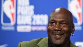 Una camiseta de Michael Jordan es subastada por un récord de 10