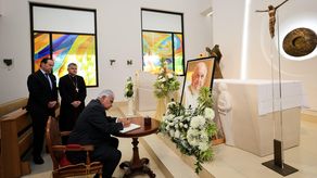 Panamá se suma al dolor por el deceso del papa Francisco. Mulino firma libro de condolencias