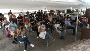 vacunación por barrido con asistencia masiva y escasez de dosis.