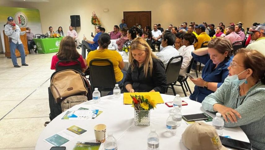 Productores de Chiriquí conocieron de primera mano los nuevos programas ofrecidos por el MIDA y el BDA. Productores de Chiriquí conocieron de primera mano los nuevos programas ofrecidos por el MIDA y el BDA.