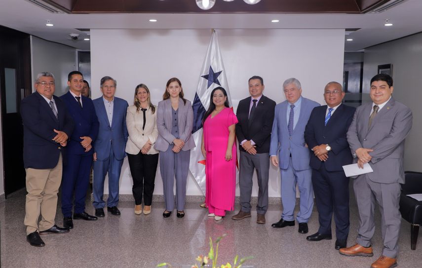 Miembros de la bancada del Partido Panameñista y embajadores del Mercosur tras la reunión. Miembros de la bancada del Partido Panameñista y embajadores del Mercosur tras la reunión.