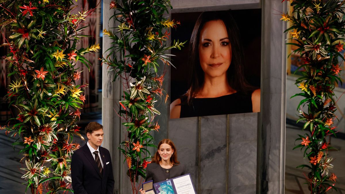 Ana Corina Sosa, hija de María Corina Machado, recibió este miércoles en el Ayuntamiento de Oslo el Nobel de la Paz en nombre de la opositora venezolana, que no ha podido viajar a Noruega a tiempo para recibir en persona el premio, aunque viajará igualmente a la capital noruega, según el Instituto Nobel. Ana Corina Sosa, hija de María Corina Machado, recibió este miércoles en el Ayuntamiento de Oslo el Nobel de la Paz en nombre de la opositora venezolana, que no ha podido viajar a Noruega a tiempo para recibir en persona el premio, aunque viajará igualmente a la capital noruega, según el Instituto Nobel.