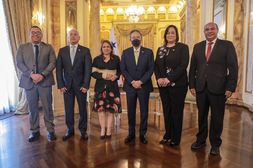 El presidente de la República, Laurentino Nito Cortizo, firmó el decreto que posesiona en su cargo a la nueva Viceministra Administrativa de Educación (Meduca), Rosa L. Argüelles C. El presidente de la República, Laurentino Nito Cortizo, firmó el decreto que posesiona en su cargo a la nueva Viceministra Administrativa de Educación (Meduca), Rosa L. Argüelles C.
