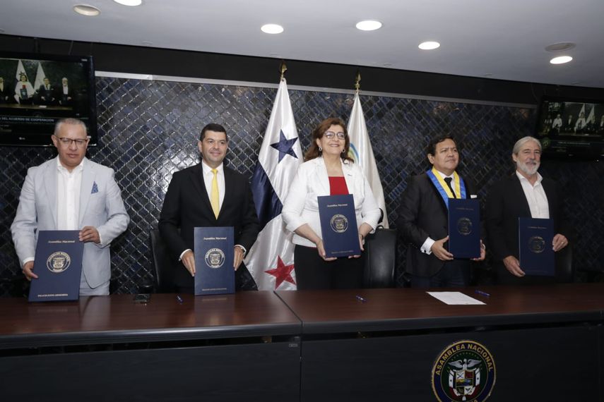 El acuerdo también busca atender el tema de la alimentación y el desequilibrio que existe en la balanza alimentaria. El acuerdo también busca atender el tema de la alimentación y el desequilibrio que existe en la balanza alimentaria.