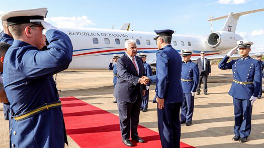 El presidente de Panamá, José Raúl Mulino, viajó este viernes a Paraguay para asistir a la firma del acuerdo de libre comercio entre la Unión Europea (UE) y el Mercado Común del Sur (Mercosur), bloque este al que el país centroamericano pertenece como Estado Asociado. El presidente de Panamá, José Raúl Mulino, viajó este viernes a Paraguay para asistir a la firma del acuerdo de libre comercio entre la Unión Europea (UE) y el Mercado Común del Sur (Mercosur), bloque este al que el país centroamericano pertenece como Estado Asociado.