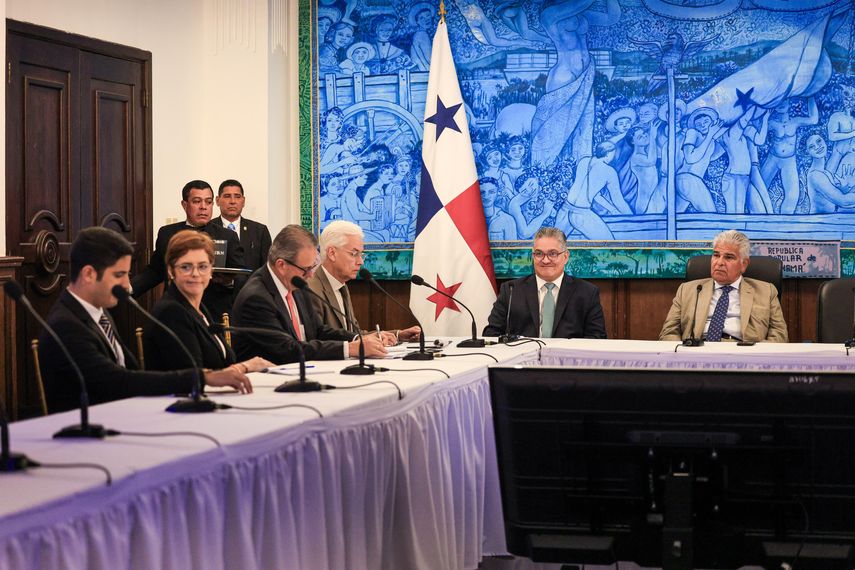 Los diputados de MOCA, expusieron sus consideraciones al presidente Mulino. Los diputados de MOCA, expusieron sus consideraciones al presidente Mulino.