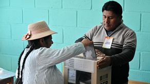Bolivia vota en unas elecciones que tienen a la derecha como favorita