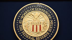 Reserva Federal estudia mantener tasa de interés