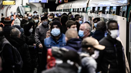 La mascarilla deja de ser obligatoria en los transportes en Francia