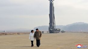 Kim Jong Un supervisa junto a su hija lanzamiento de misil intercontinental