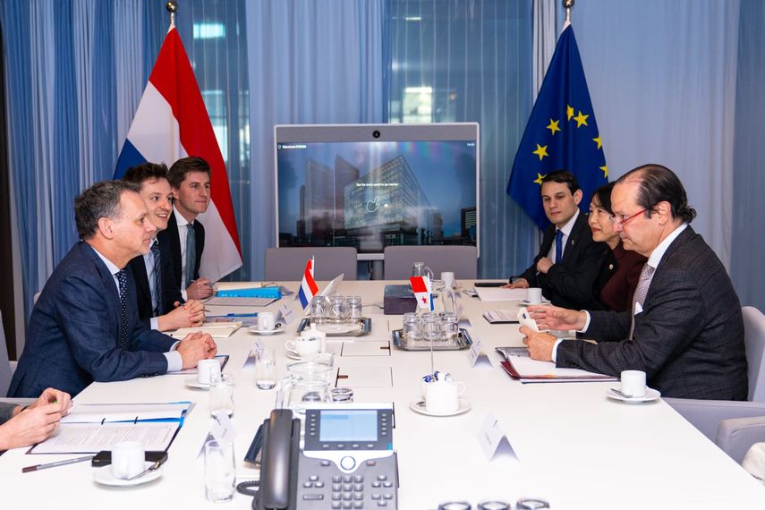 El Canciller de Panamá, Javier Martínez-Acha Vásquez, realizó una visita oficial a Países Bajos, donde sostuvo un encuentro con su homólogo Caspar Veldkamp, Ministro de Relaciones Exteriores neerlandés. El Canciller de Panamá, Javier Martínez-Acha Vásquez, realizó una visita oficial a Países Bajos, donde sostuvo un encuentro con su homólogo Caspar Veldkamp, Ministro de Relaciones Exteriores neerlandés.