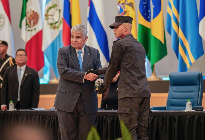 Mulino juramenta a 74 nuevos miembros de la Guardia Presidencial