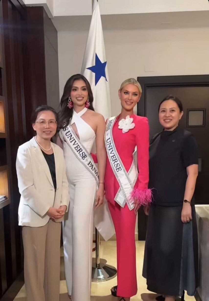 La actual Miss Universo 2024, Victoria Kjær, arribó la noche del martes 19 de agosto a la ciudad de Panamá, donde cumplirá una agenda de actividades hasta el próximo miércoles 27. La actual Miss Universo 2024, Victoria Kjær, arribó la noche del martes 19 de agosto a la ciudad de Panamá, donde cumplirá una agenda de actividades hasta el próximo miércoles 27.