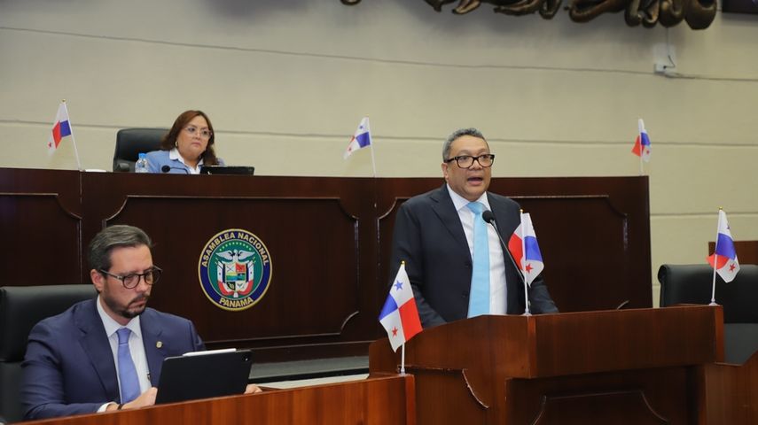 Dino Mon, director de la CSS, dio explicaciones a los diputados sobre el proyecto. Dino Mon, director de la CSS, dio explicaciones a los diputados sobre el proyecto.