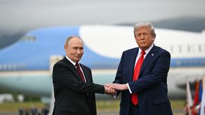 Trump recibe a Putin con alfombra roja en base militar de Alaska para cumbre bilateral