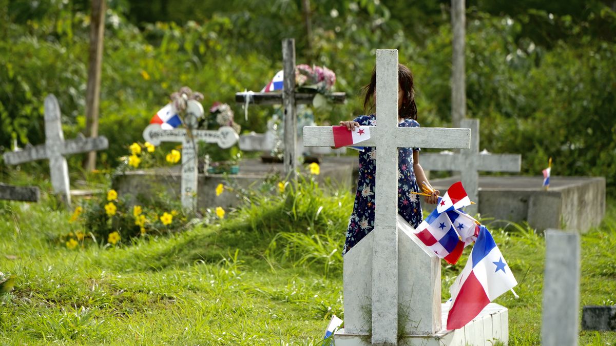 Con velas blancas y banderas de Panamá, los afectados por la construcción de un nuevo embalse para surtir tanto al Canal de Panamá como a la mitad de la población del país, rechazaron con una vigilia el traslado de ocho cementerios anunciado por las autoridades.