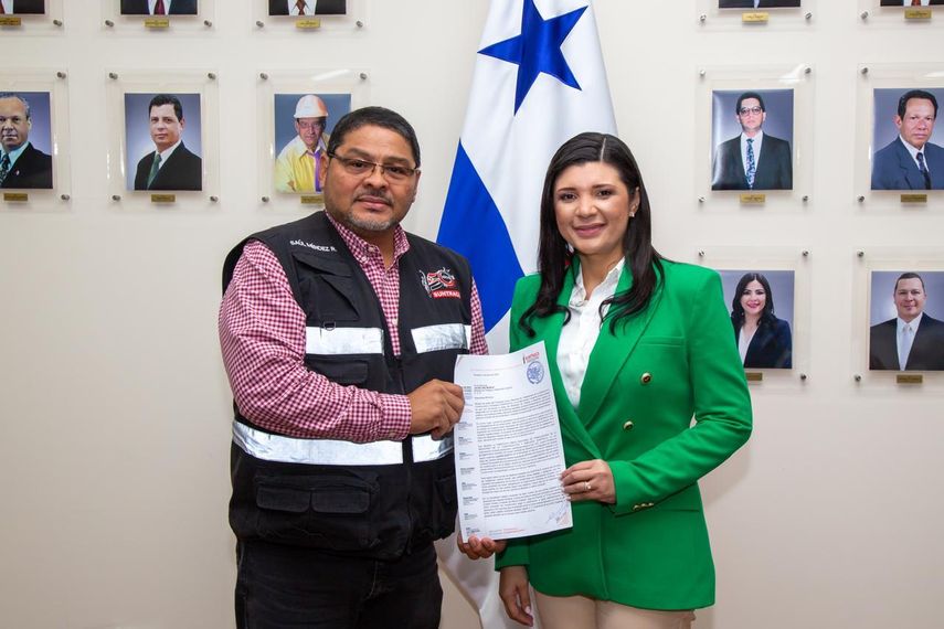 Ministra de Mitradel atiende a miembros del SUNTRACS por cuentas bancarias