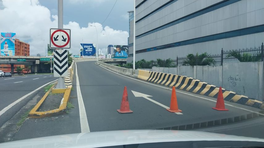 Desde tempranas horas, se reportan varios cierres de vías y protestas a nivel nacional, luego de las declaraciones del presidente Laurentino Cortizo de ayer, donde anunció el establecimiento de una consulta popular para decidir la derogación del contrato minero. Desde tempranas horas, se reportan varios cierres de vías y protestas a nivel nacional, luego de las declaraciones del presidente Laurentino Cortizo de ayer, donde anunció el establecimiento de una consulta popular para decidir la derogación del contrato minero.