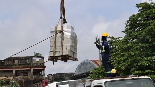 Traslado de materiales de construcción realizado por el Gobierno.
