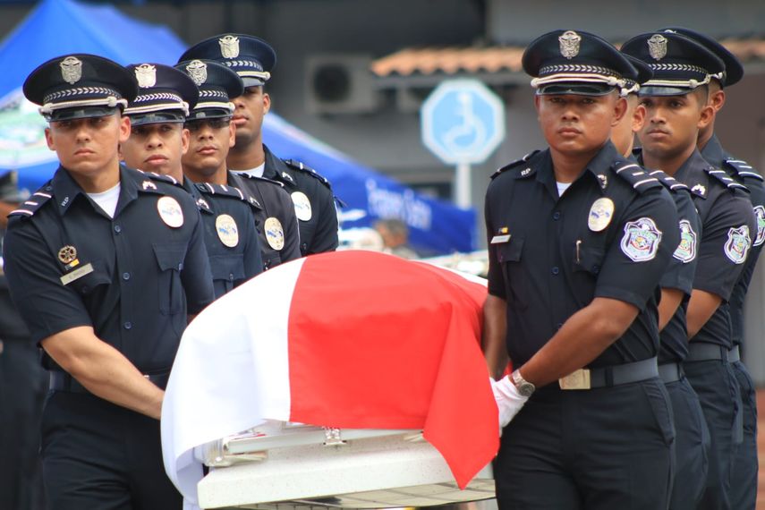 Despedida con honores para policía que falleció en La Joya