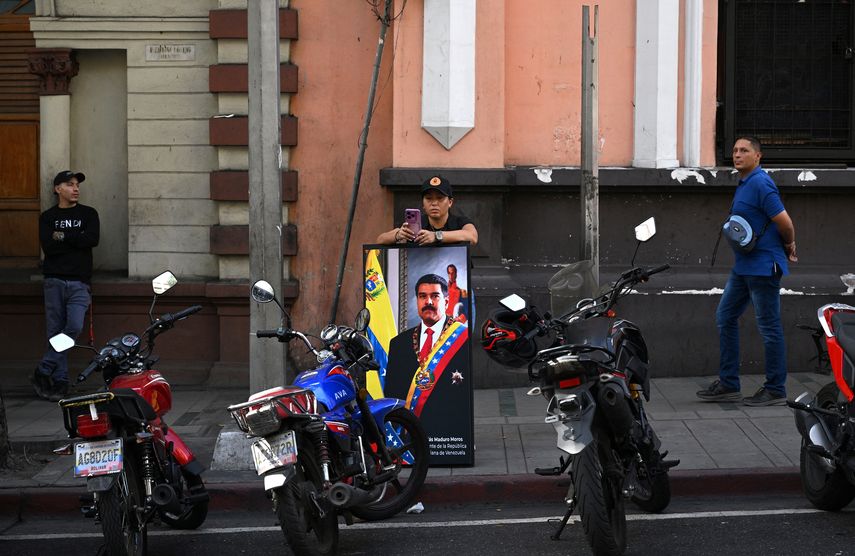 La Unión Europea (UE) llamó este sábado a respetar el derecho internacional en Venezuela y recalcó su compromiso con una transición democrática y pacífica