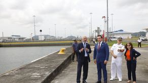 Embajador de EEUU dice que trabajará para que buques del gobierno pasen gratis por el Canal