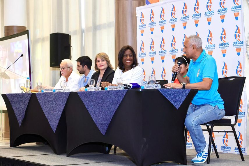 La ministra de Educación, Lucy Molinar, destacó la importancia de crear espacios para que los estudiantes practiquen deporte en las escuelas. La ministra de Educación, Lucy Molinar, destacó la importancia de crear espacios para que los estudiantes practiquen deporte en las escuelas.