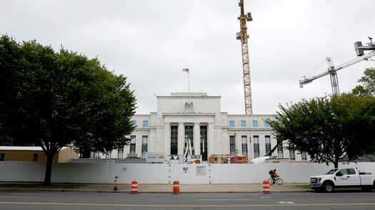 Fed inicia reunión sobre tasas en EEUU bajo incertidumbre arancelaria y presión de Trump