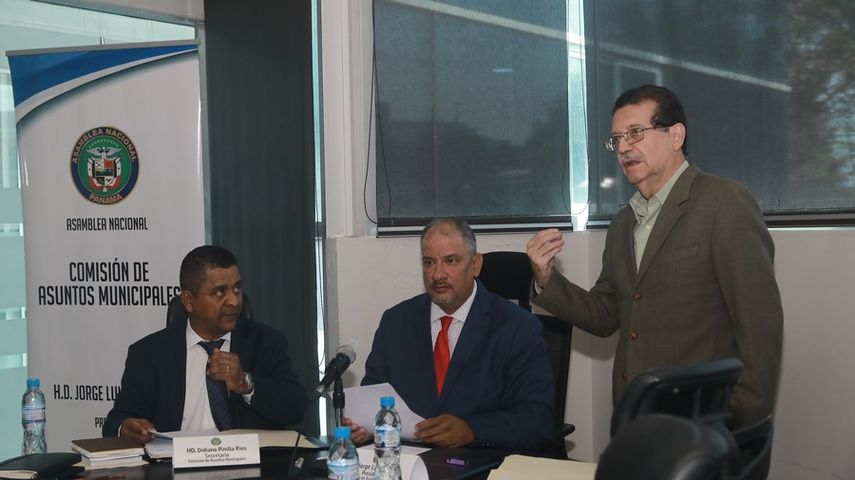 Miembros de la comisión de Asuntos Municipales debatieron sobre la propuesta. Miembros de la comisión de Asuntos Municipales debatieron sobre la propuesta.