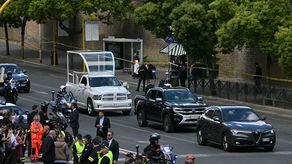 El cortejo fúnebre del papa recorre Roma entre miles de personas hasta su sepultura