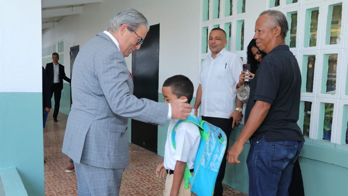 El ministro de Salud (Minsa), Fernando Boyd Galindo, aprovechó el inicio del año escolar para reforzar el mensaje de prevención y promoción de hábitos alimenticios saludables, con especial énfasis en la preparación de loncheras nutritivas para los estudiantes. El ministro de Salud (Minsa), Fernando Boyd Galindo, aprovechó el inicio del año escolar para reforzar el mensaje de prevención y promoción de hábitos alimenticios saludables, con especial énfasis en la preparación de loncheras nutritivas para los estudiantes.